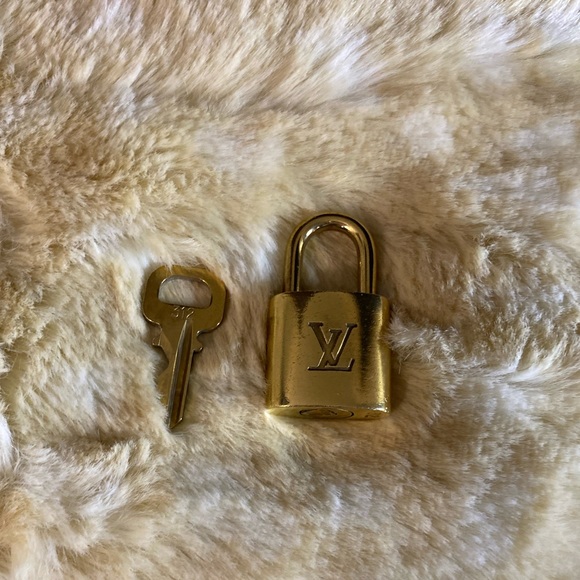 Louis Vuitton #312 Lock & Key - Picture 6 of 8